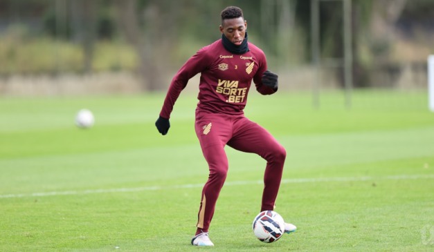 Zagueiro Léo, em treino do Athletico