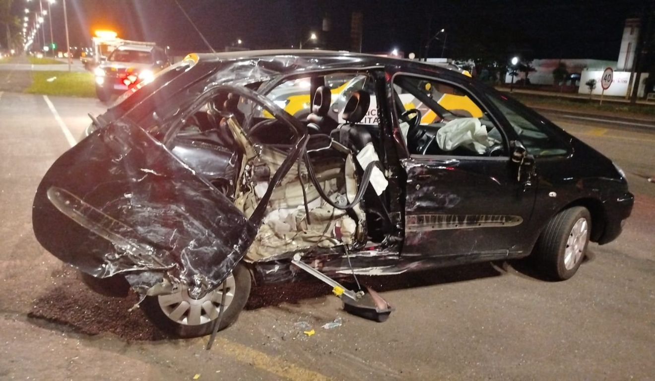 Carro destruído após colisão com moto; motociclista ficou em estado grave