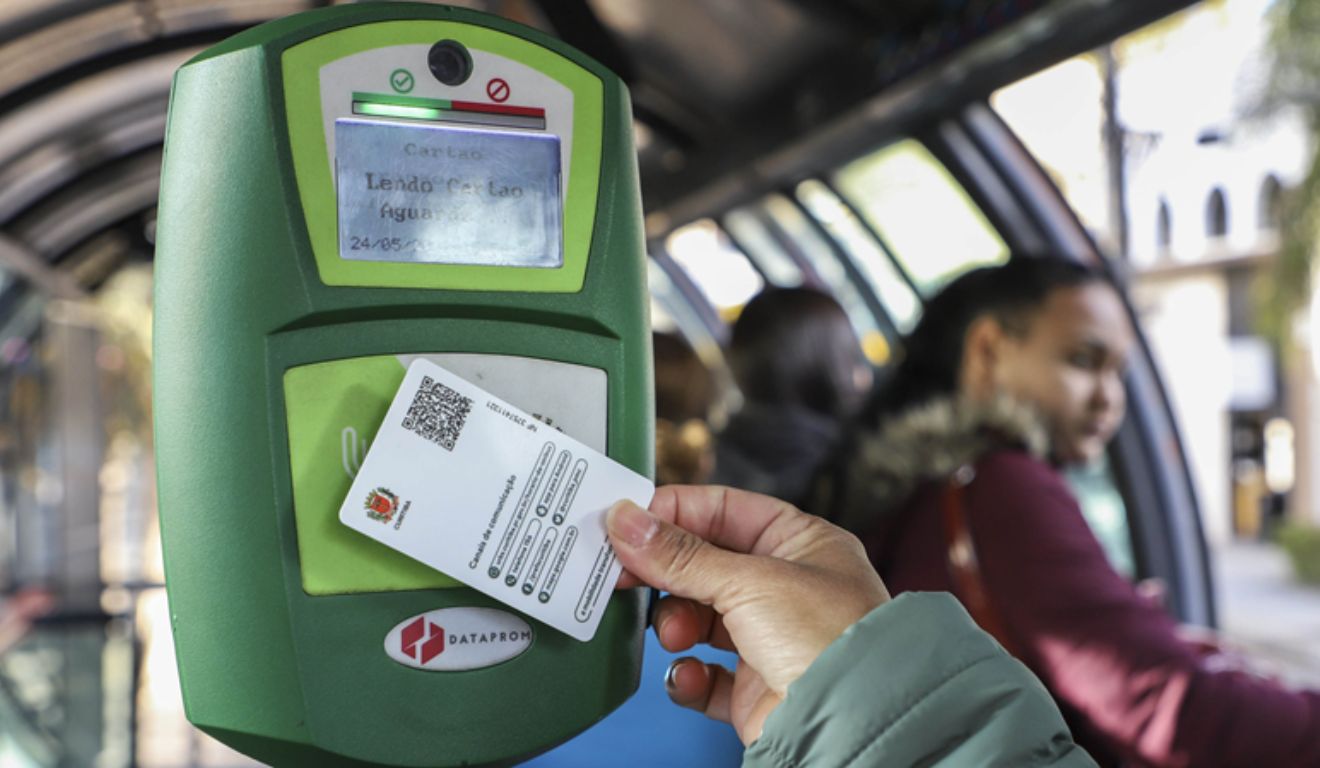 Cartão-transporte sendo usado em estação-tubo de Curitiba