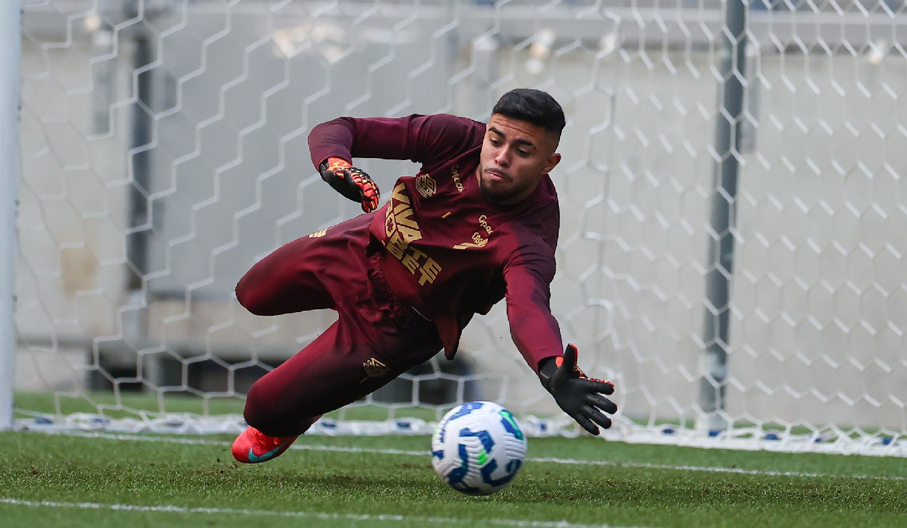 Goleiro Mycael em treino do Athletico