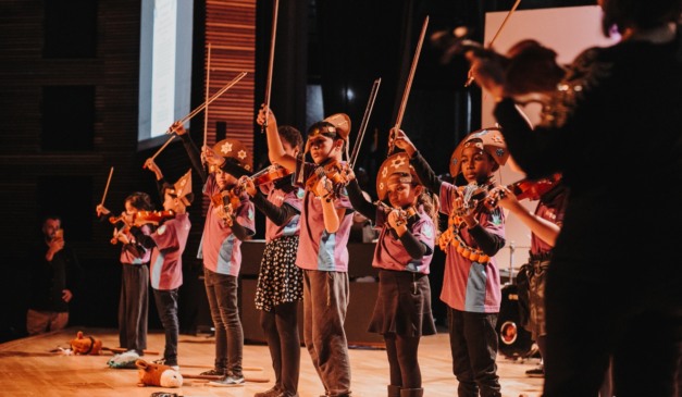 Jovens tocando violino