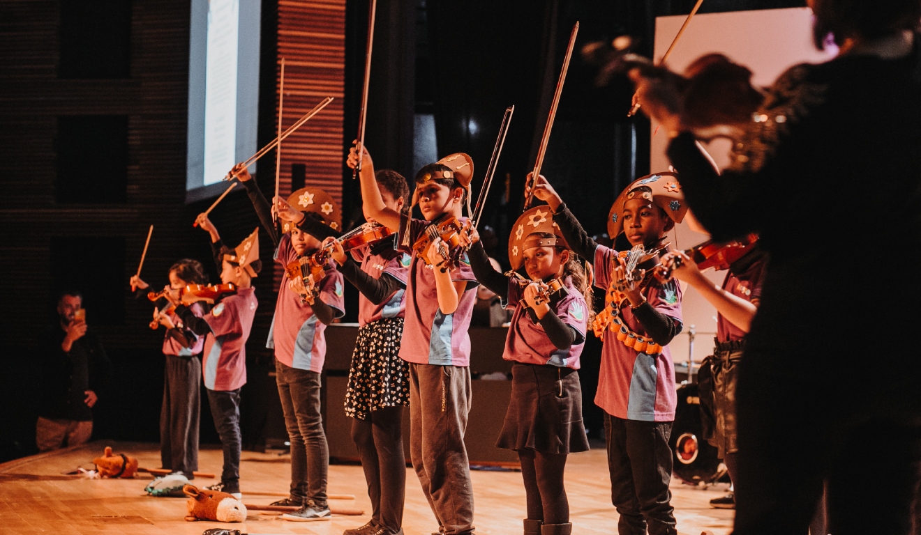 Jovens tocando violino