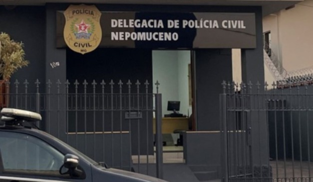 Delegacia da Polícia Civil; padrasto foi preso após beijar a enteada