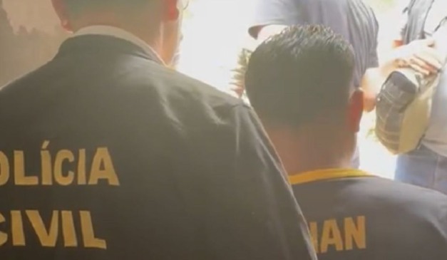 Pai sendo preso pela Polícia Civil após abusar por quatro anos da filha; homem queria casar e engravidar a criança