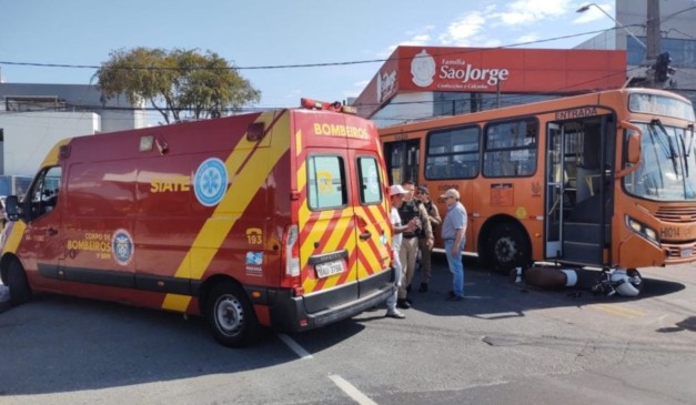 Moto em que pai e filha se acidentaram foi parar embaixo de ônibus em Curitiba. Equipe do SIATE levou as vítimas para serem internadas em hospital