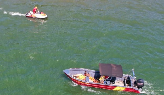 Bombeiros tentam encontrar corpo de pescador afogado em lago no Paraná