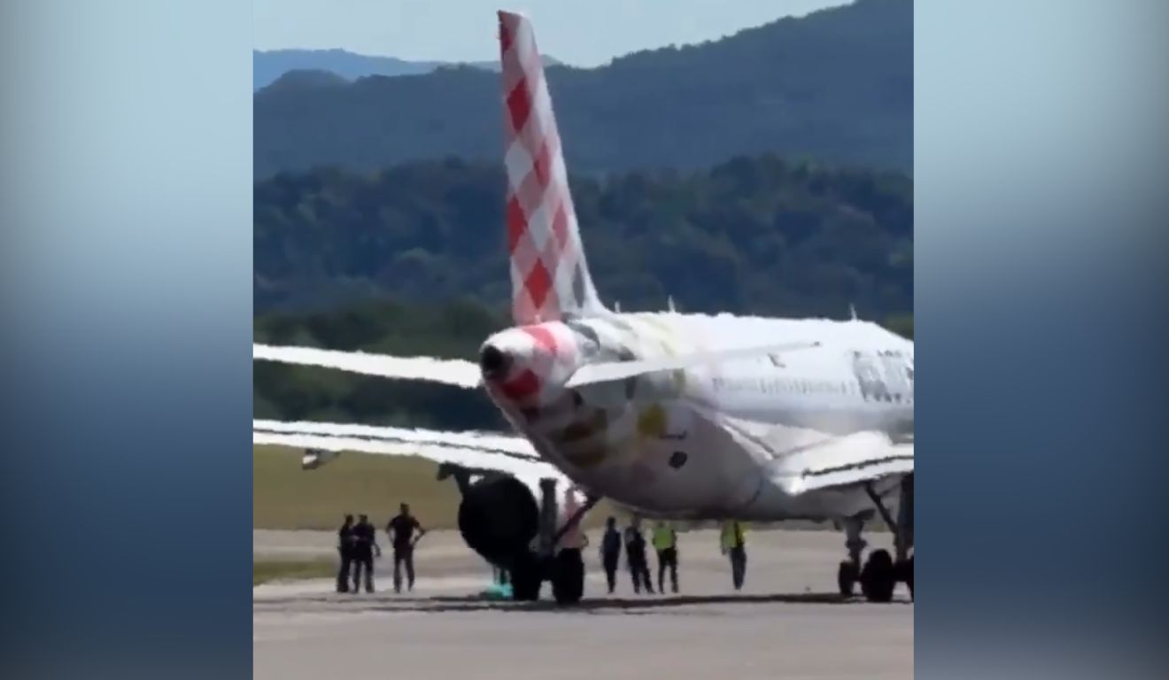 Avião parado e funcionários em volta; pessoa morreu ao ser sugada pelo motor da aeronave