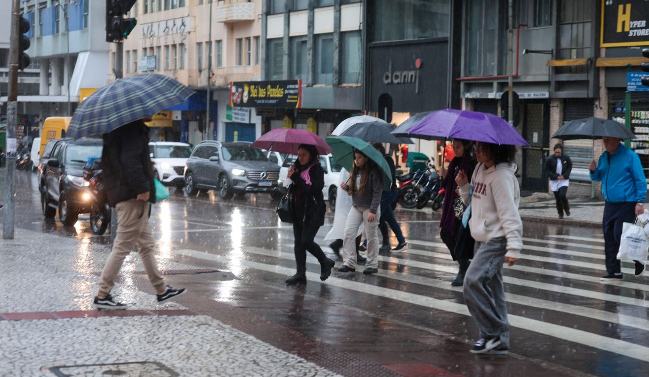 Centro de Curitiba durante chuva; precipitação deve voltar ao Paraná nessa semana