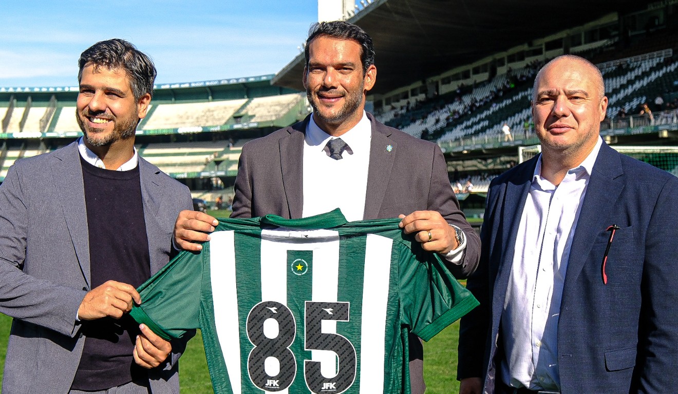 Samir Xaud (ao centro) prometeu retratação aos campeões pelo Coxa. Ele esteve no evento ao lado de Lucas de Paula, CEO do Coritiba (esquerda) e Hélio Cury Filho, presidente da FPF (direita)