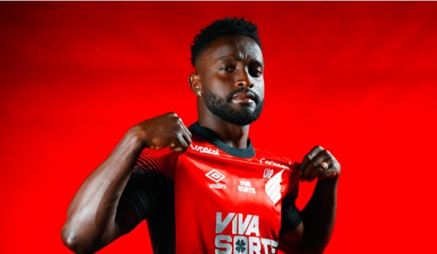 Mendoza posa com a camisa do Athletico