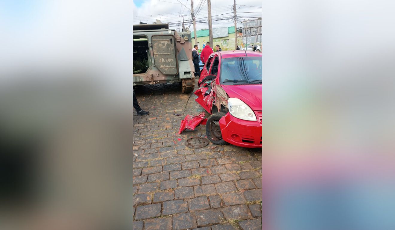 Tanque do Exército passa por cima de carro em Ponta Grossa