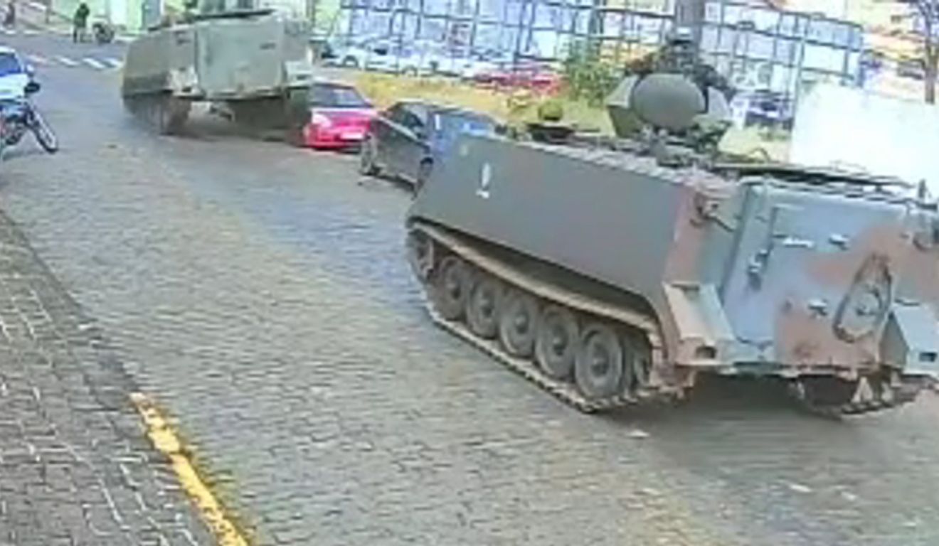 Tanque do Exército passa por cima de carro em Ponta Grossa