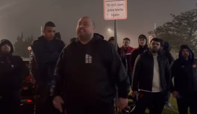 Torcida do Athletico protesta no Aeroporto Afonso Pena