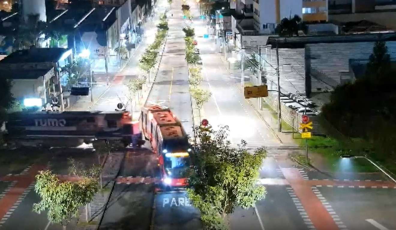 Acidente entre trem e ônibus em imagem