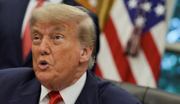 Donald Trump discursando.