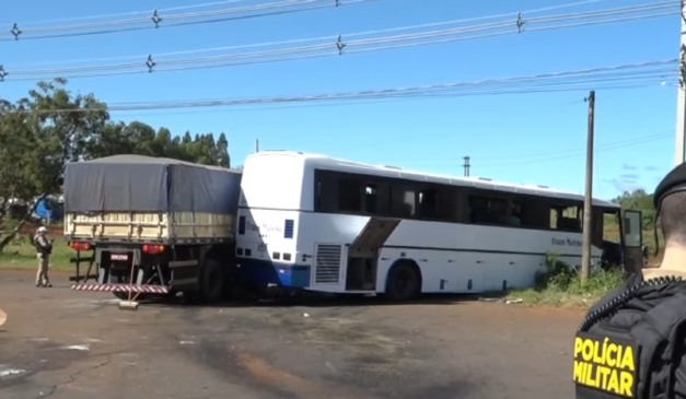 carreta e caminhão após acidente na br 277