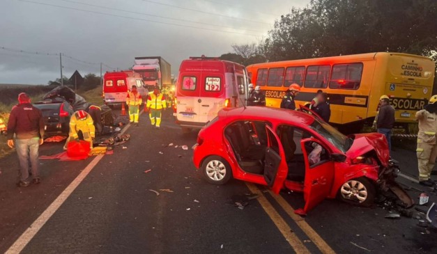 Dois carros e ônibus ficaram danificados com acidente