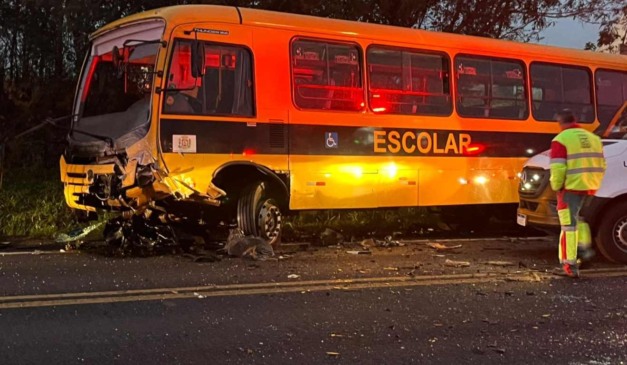 ônibus escolar teve danos na parte dianteira