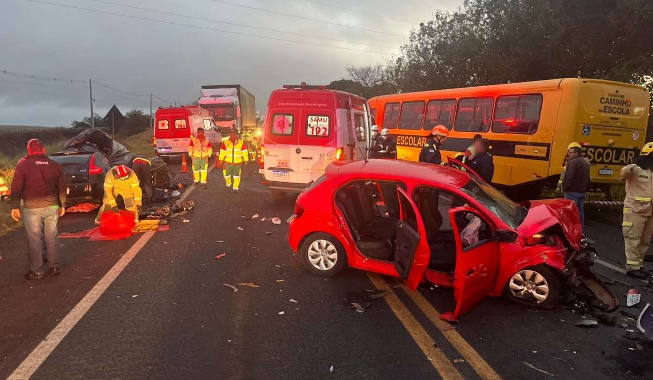 Dois carros e ônibus ficaram danificados com acidente