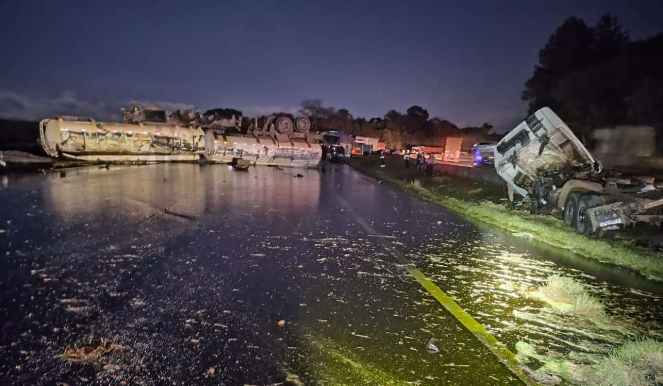 Acidente com caminhão na BR-277; veículo tombado