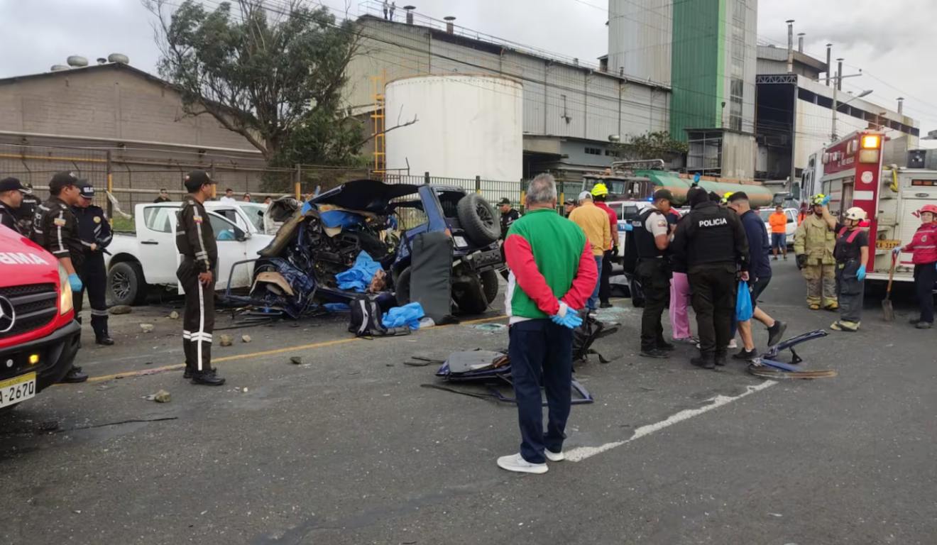 Destroços após acidente entre caminhonetes no Equador