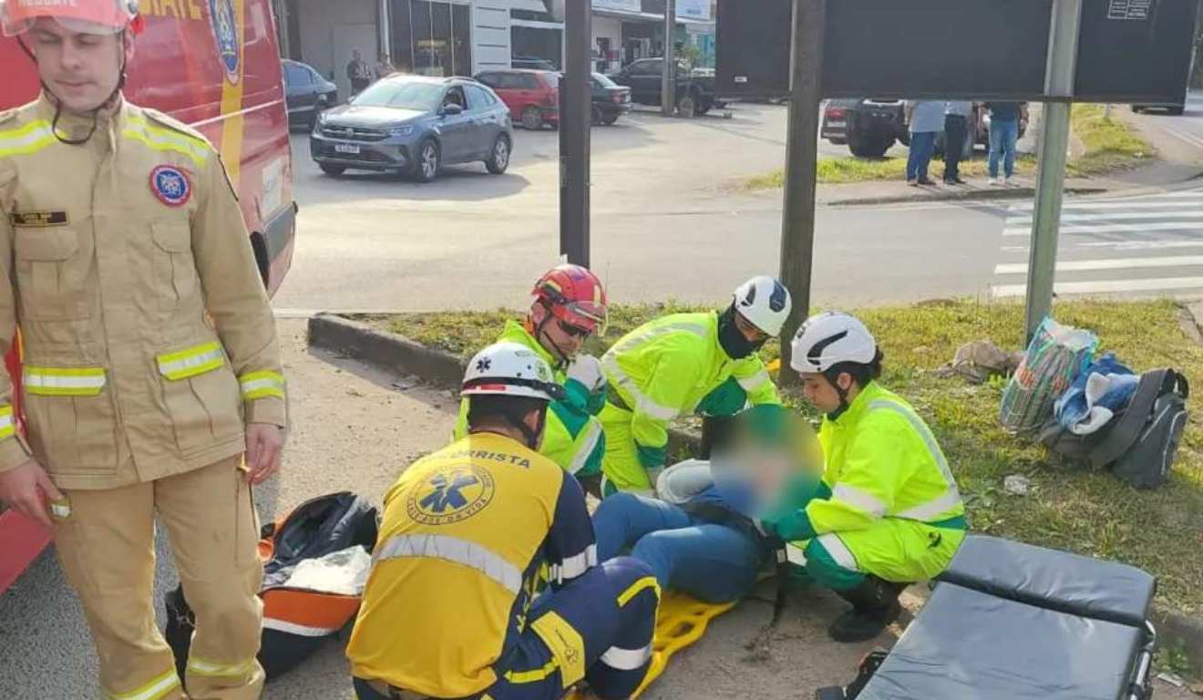 Pessoas sendo socorridas apos o acidente entre carreta e ônibus na BR-376