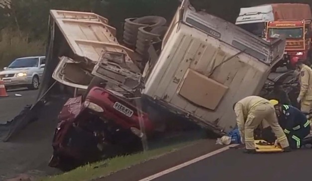 acidente entre carro e caminhão na BR-277, veículos destruídos