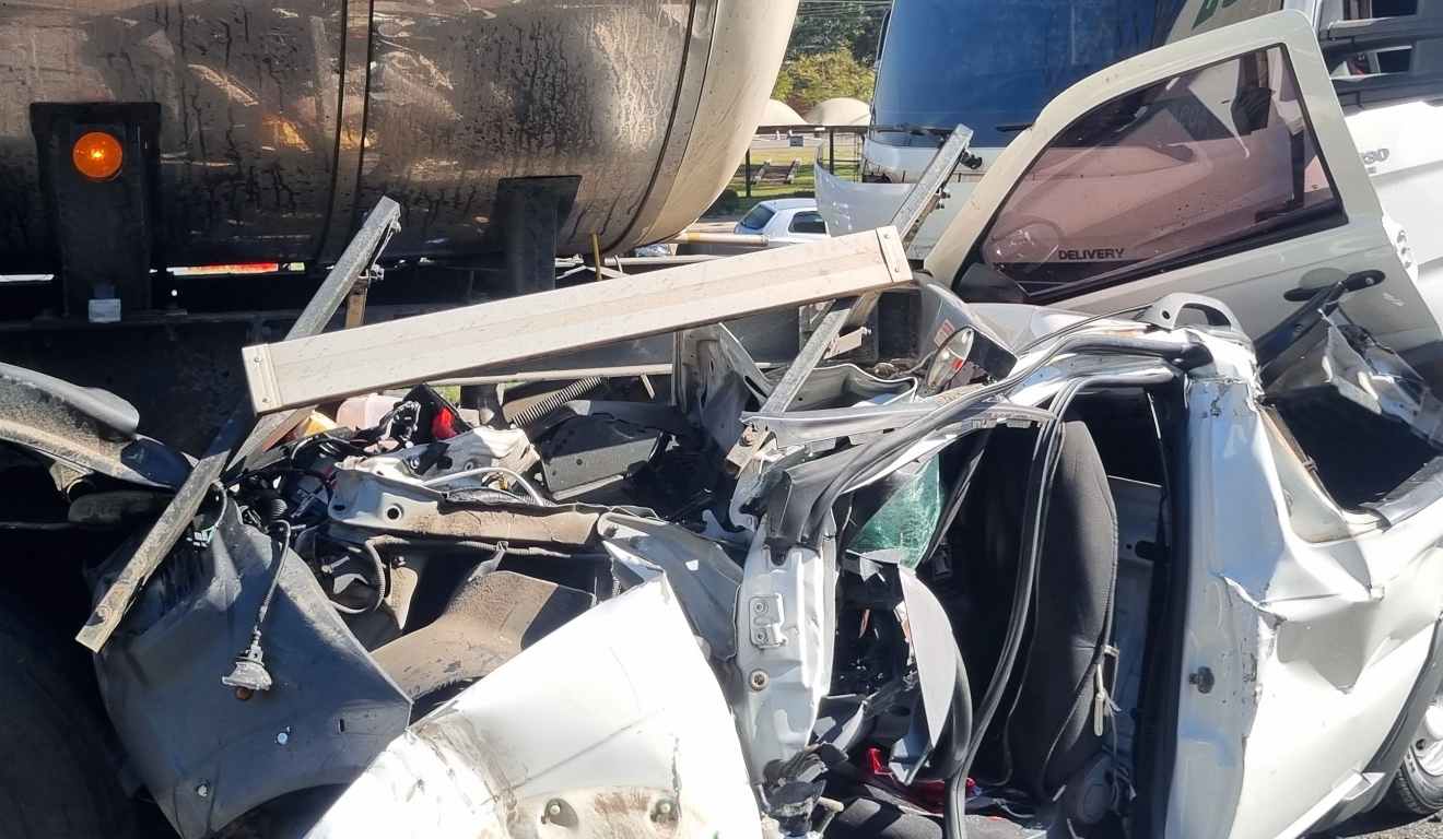 Carro é prensado entre dois caminhões no Contorno Norte