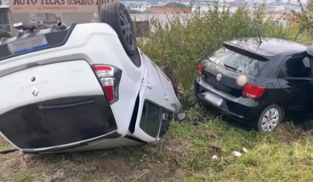 Dois carros envolvidos no acidente no COntorno Sul