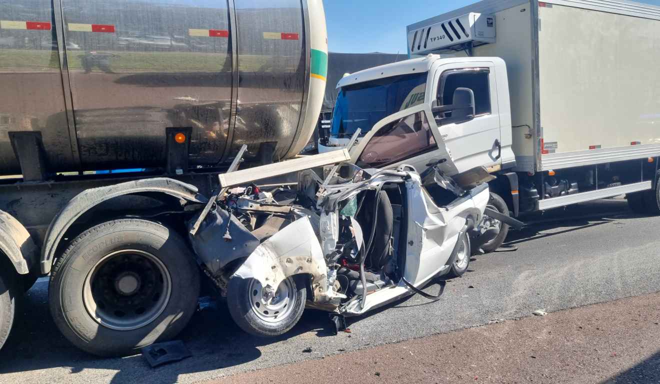 Carro é prensado entre dois caminhões no Contorno Norte