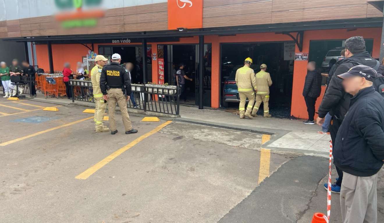 Carro invade mercado em Curitiba