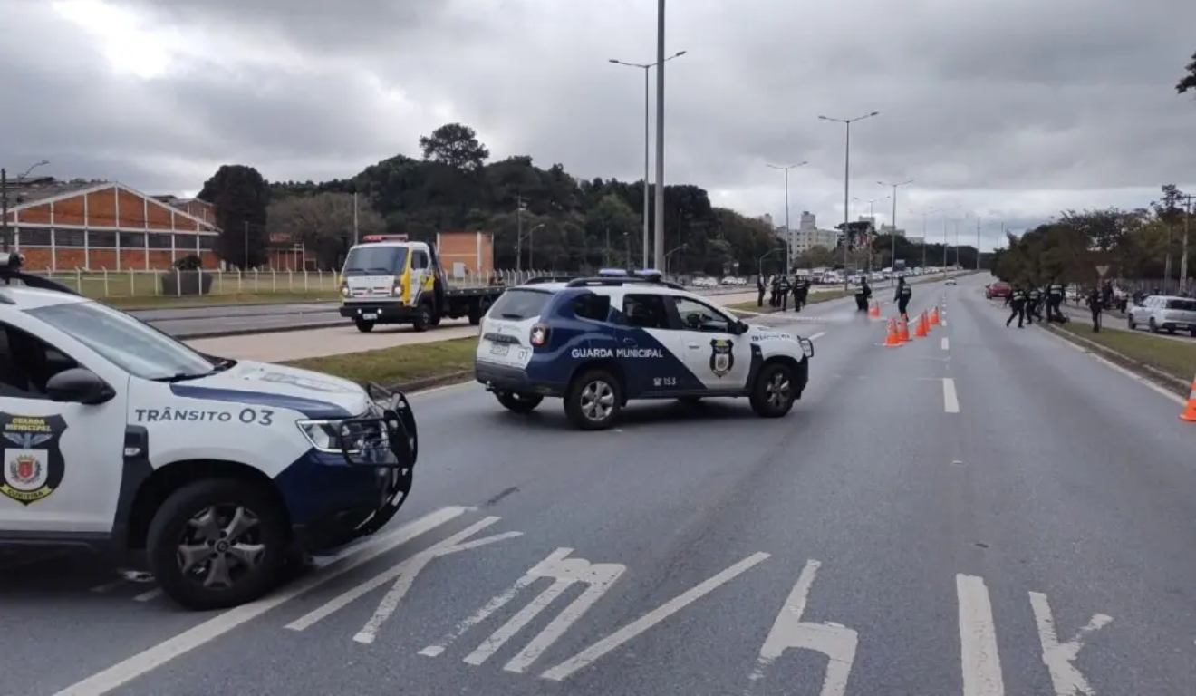 DUas viaturas da Guarda Municipal atendem o acidente com morte na Linha Verde