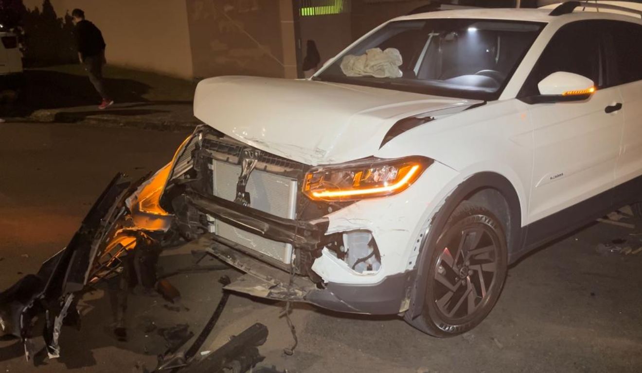 Tiguan ficou com a frente destruída após acidente no Tingui