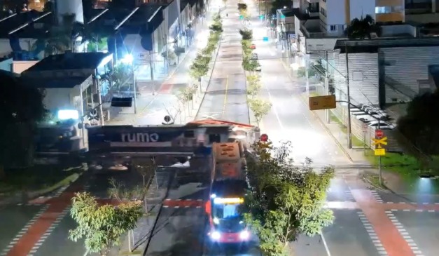 Moemnto que trem atinge ônibus em acidente