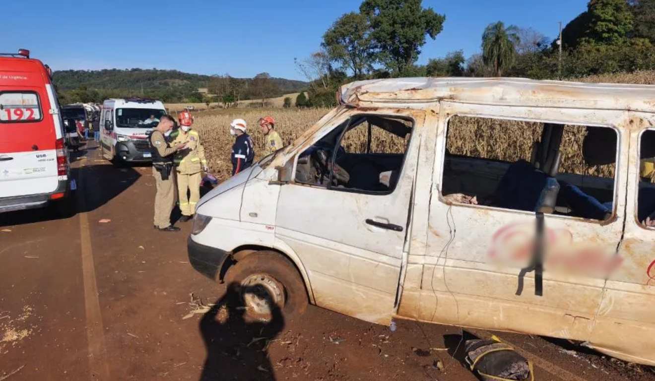 Van com trabalhadores capota em rodovia em Marechal Cândido Rondon