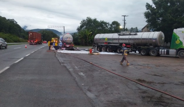 Caminhão tanque estava envolvido em um dos acidentes na BR-277 e BR-376