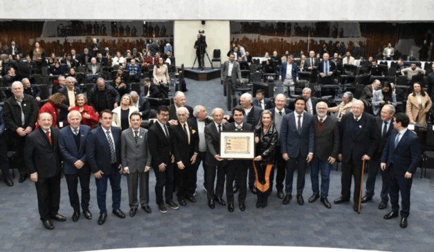 representantes da ACP com membros da Assembleia Legislativa do Paraná durante ato de homenagem na Alep