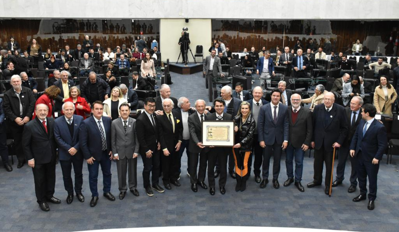 representantes da ACP com membros da Assembleia Legislativa do Paraná durante ato de homenagem na Alep