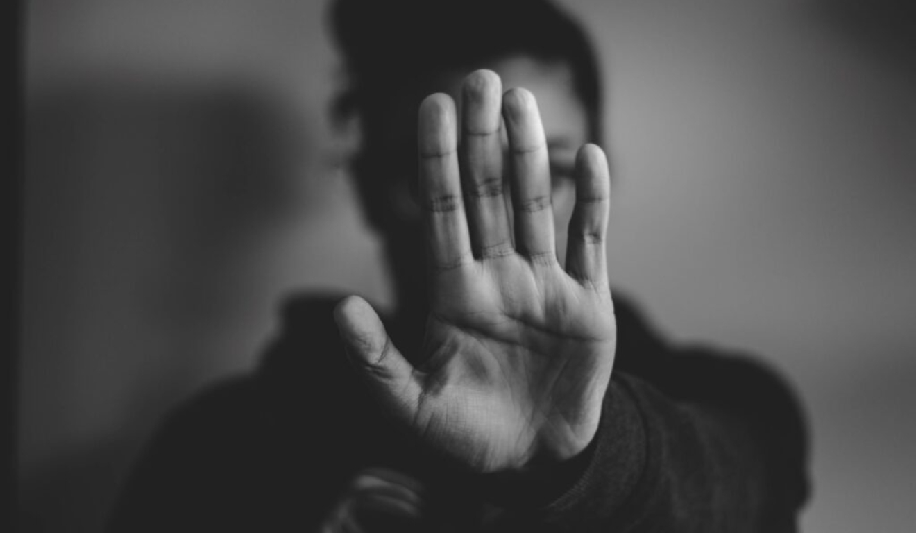 jovem com a mão para frente