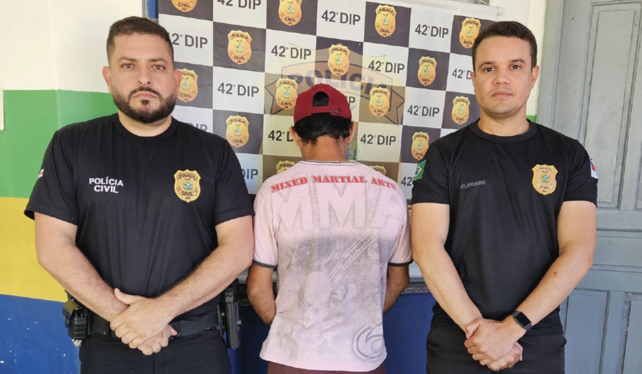 pai que estuprou a filha sendo preso pela polícia. a adolescente engravidou