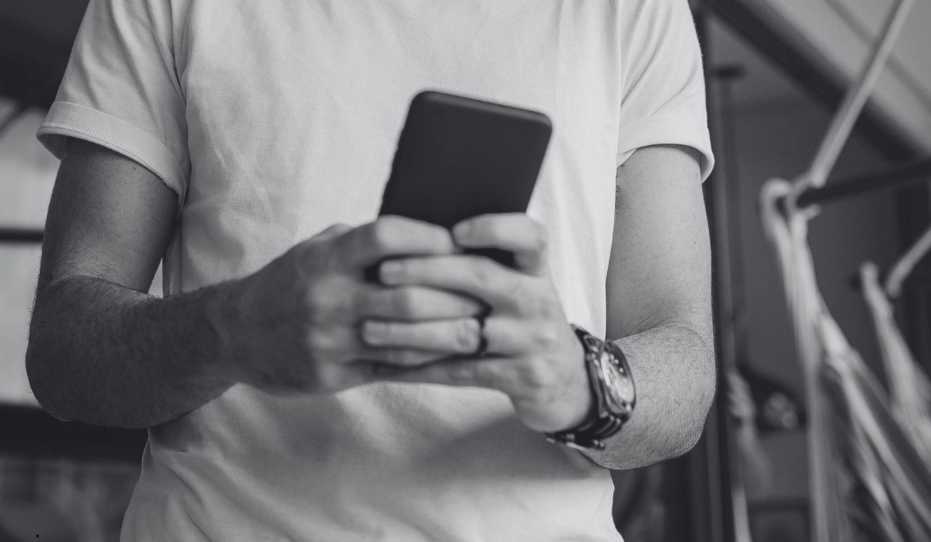 adolescente segurando celular