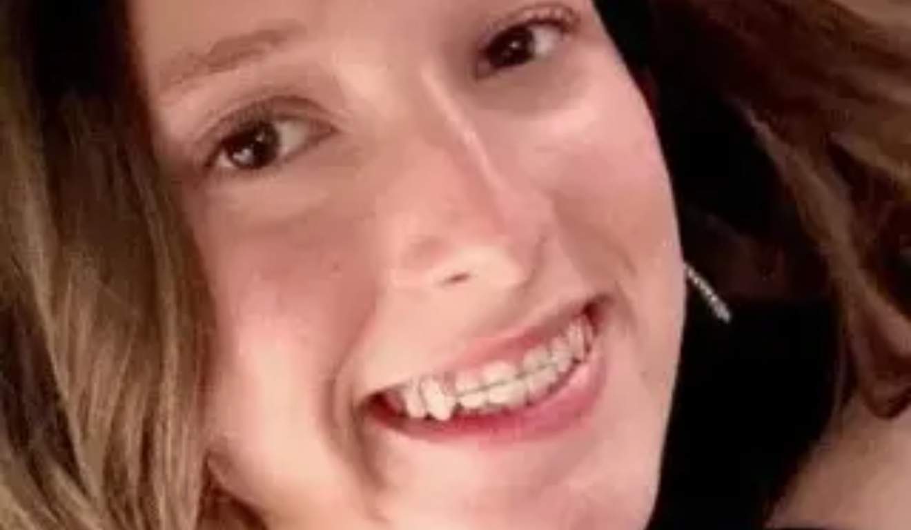 Close no rosto sorridente de Malaya Hammond, adolescente de 17 anos, com cabelo solto e brinco brilhante.