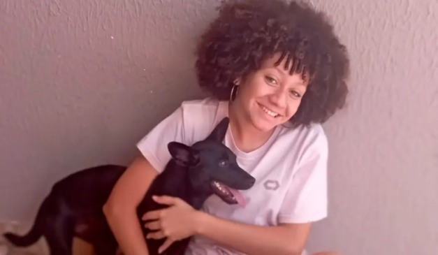 Camile Vitória abraçada com um cachorro