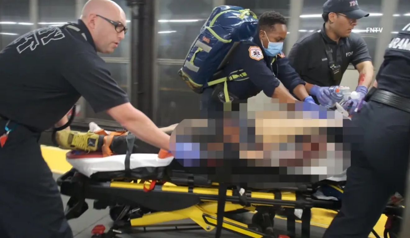 socorristas levando corpo de adolescente que tentou surfar em metrô