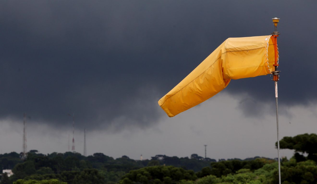 foto do céu cinza para ilustrar o alerta amarelo para rajadas de vento no Paraná