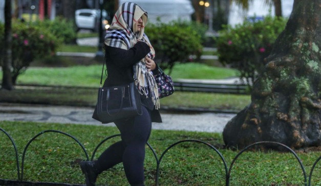 mulher andando no frio para ilustrar alerta amarelo no paraná