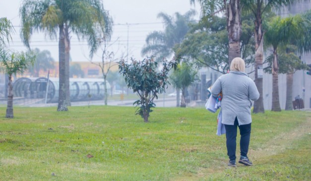 mulher andando no frio para ilustrar o risco de geada e temporal no paraná