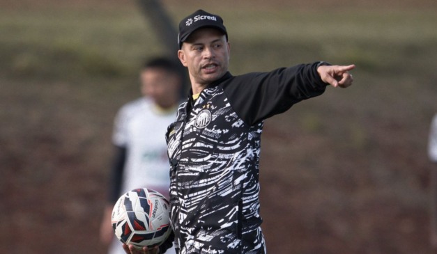 Técnico Alex Souza, do Operário.