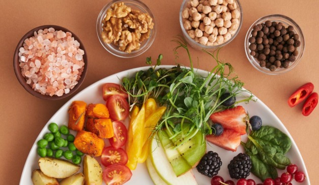 prato com frutas e sementes para ilustrar alimentos que auxiliam no sono