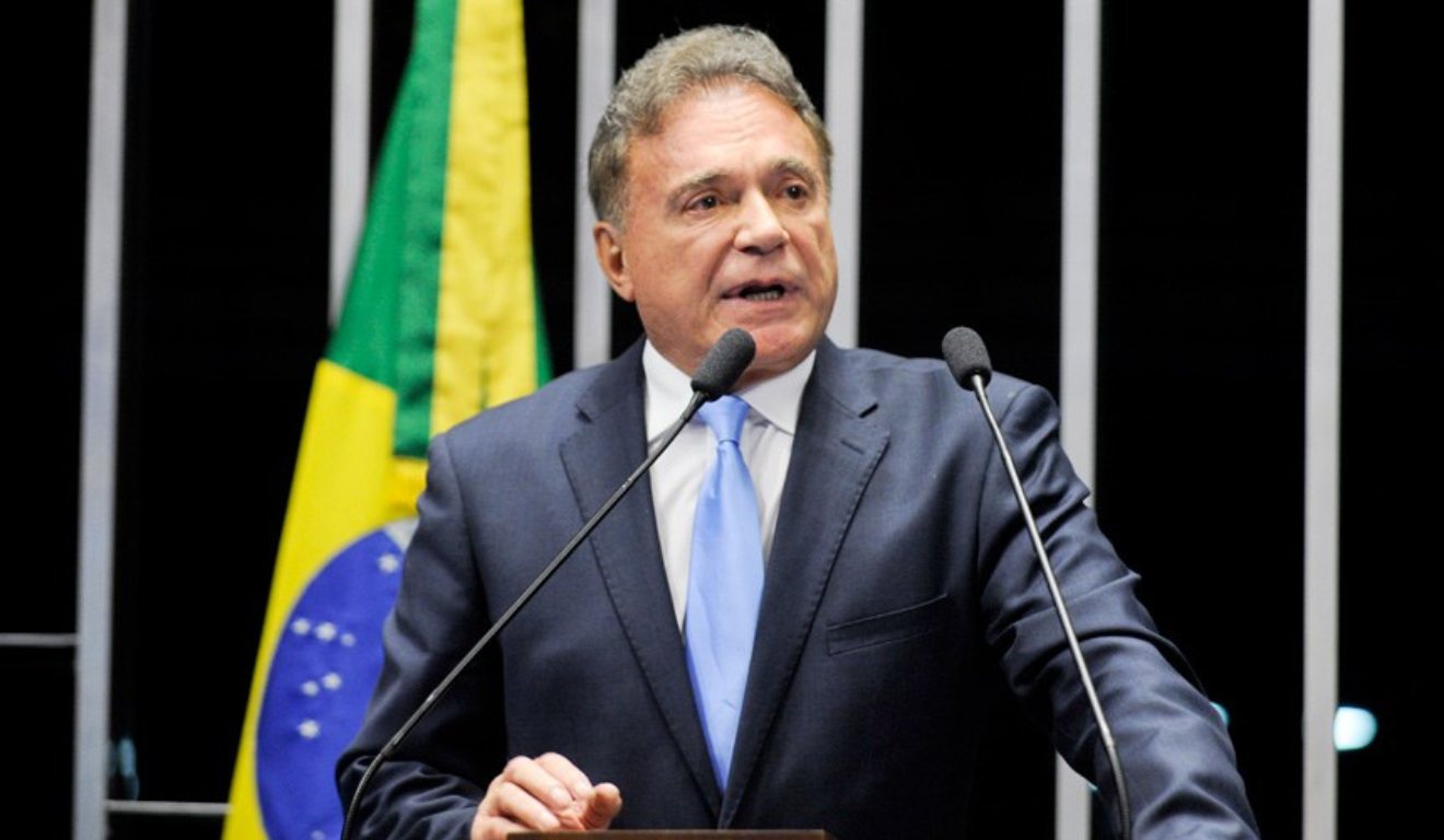 Alvaro Dias no palanque do Senado Federal